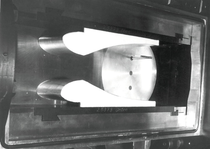 The photo shows the small supersonic wind tunnel of the IAG