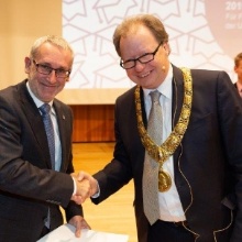 Preisträger Ewald Krämer mit Rektor Wolfram Ressel